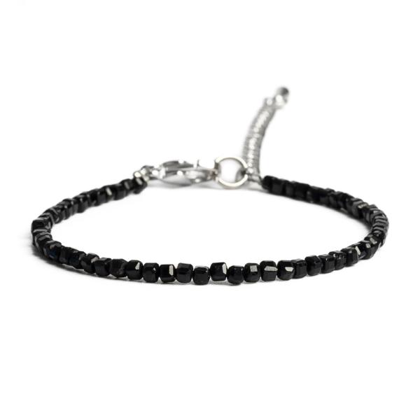 Kark�t� fekete turmalinb�l 2-3 mm minikock�k