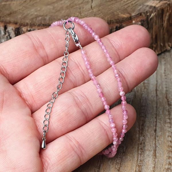 nahrdelnik-z-prirodneho-mineralu-ruzovy-turmalin-2-3mm-leskly-elegantny-so-zapinanim-dams