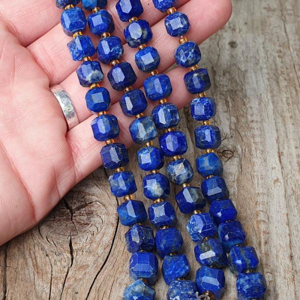 koralky-z-prirodneho-mineralu-lapis-lazuli-8mm-kocky-brusene-pravidelne-leskle-modre-zlate