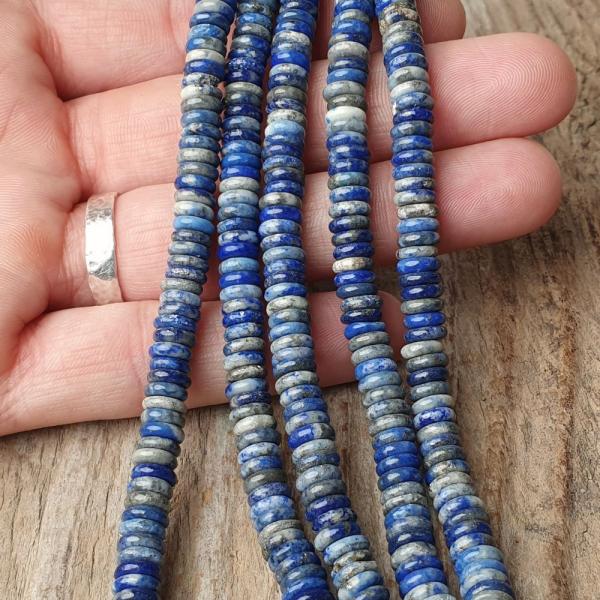 koralky-z-prirodneho-mineralu-lapis-lazuli-rondelky-uzke-leskle-6x2mm-sedomodre-goralky-