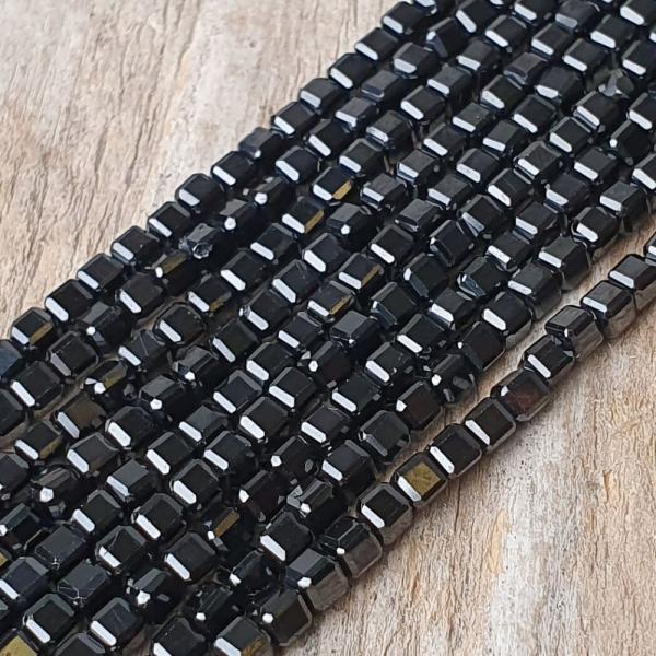 Spinel fekete gyngyk 2,5 mm kockk csiszolt flhossz zsinr