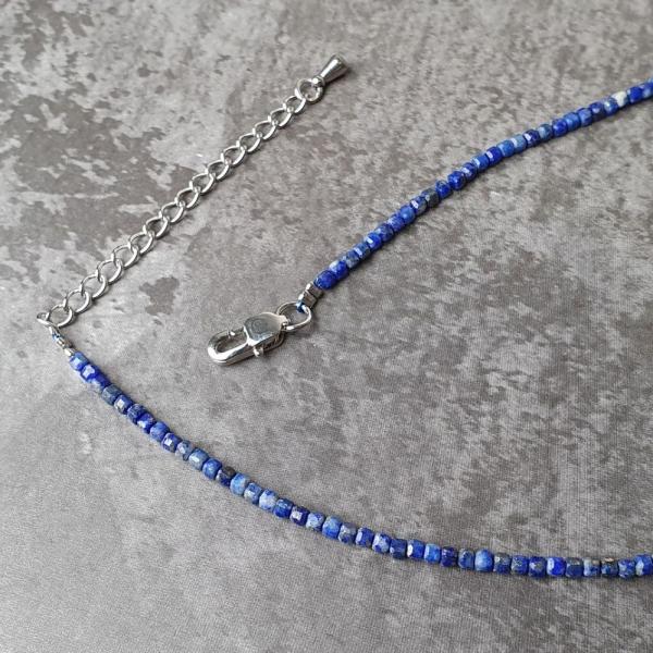 nahrdelnik-lapis-lazuli-kocky-2,5mm-brusene-modry-leskly-sedomodry-so-zapinanim-leskly