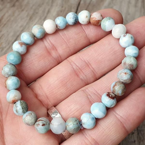 naramok-larimar-8mm-leskly-elasticky-tyrkysovy-na-gumicke-proirodny-mineral-idealny-darcek