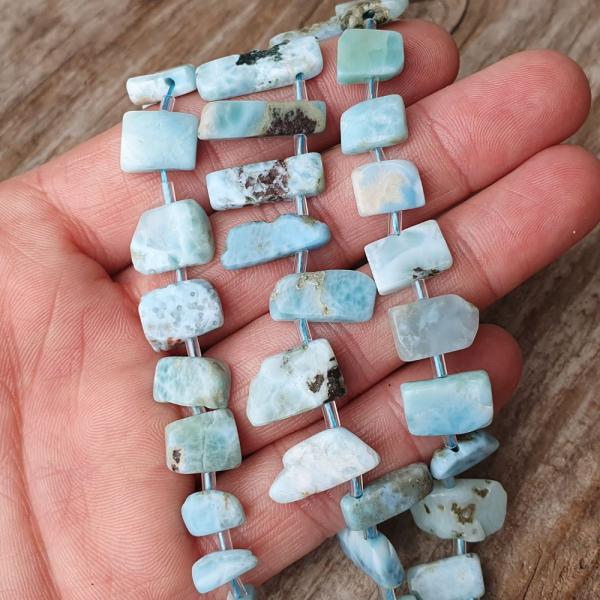 privesky-mineral-larimar-ploche-nepravidelne-originalne-prirodne-leskle-tyrkysove-modre-be